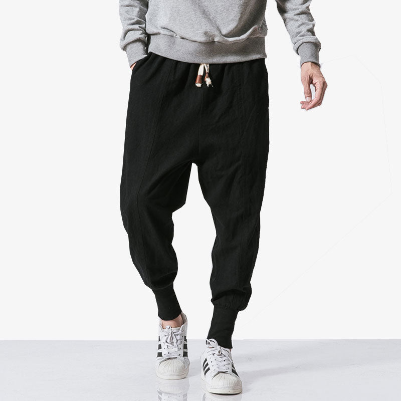 Mann trägt Streetwear Cargo Hose mit Sneakers und grauem Sweatshirt