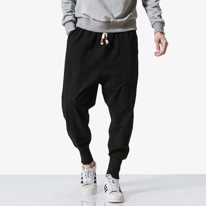 Mann trägt Streetwear Cargo Hose mit Sneakers und grauem Sweatshirt