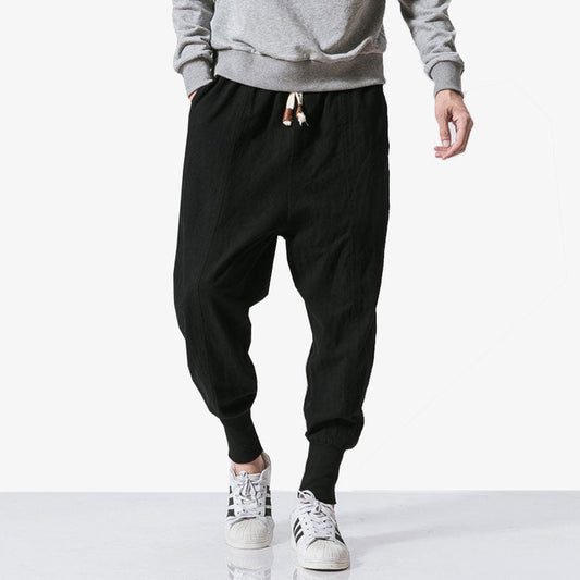 Mann trägt Streetwear Cargo Hose mit Sneakers und grauem Sweatshirt