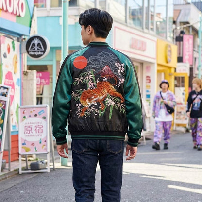 Mann trägt grüne Bomberjacke mit Tigermotiv in urbaner Umgebung