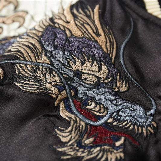 Drachenmotiv auf der Sukajan Jacke symbolisiert Weisheit und Stärke in traditioneller Stickerei
