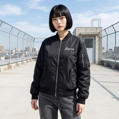 Person trägt schwarze Bomberjacke im japanischen Stil auf einem Dach