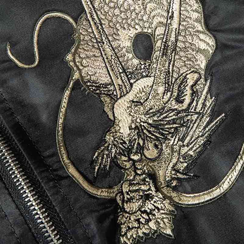 Nahaufnahme der Drachenstickerei auf der Sukajan Souvenir Jacke
