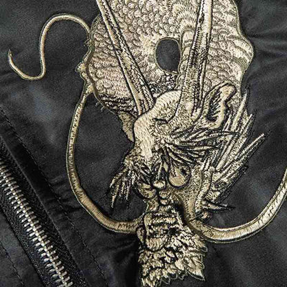 Nahaufnahme der Drachenstickerei auf der Sukajan Souvenir Jacke