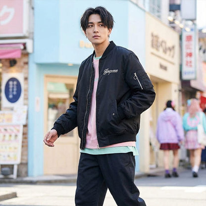 Mann trägt schwarze Harajuku Sukajan Jacke auf einer Straße in Tokio