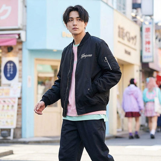 Mann trägt schwarze Harajuku Sukajan Jacke auf einer Straße in Tokio