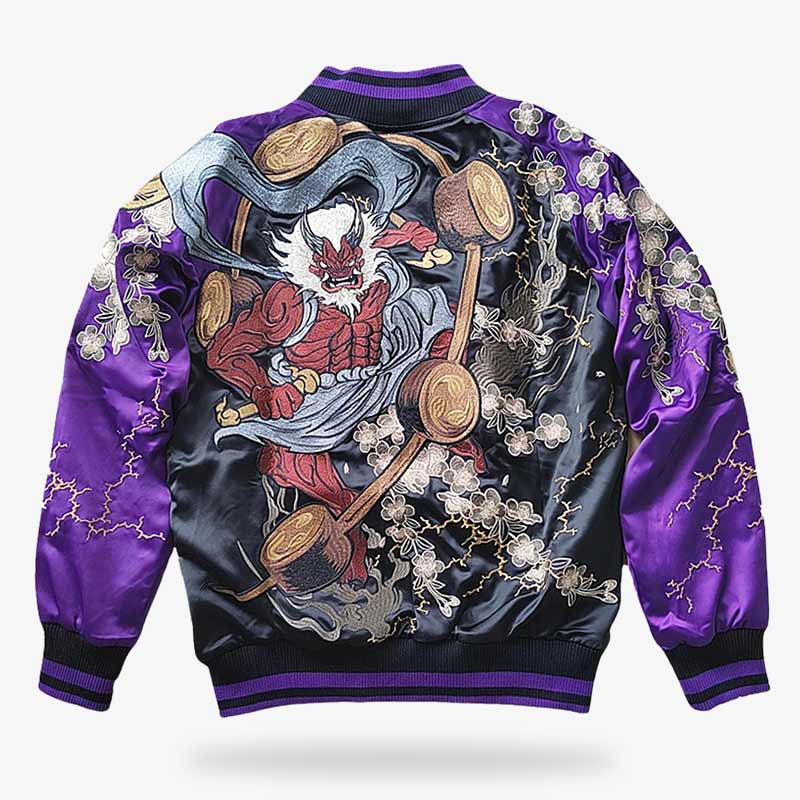 Sukajan Jacke mit japanischem Design vor neutralem Hintergrund