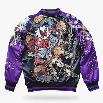 Sukajan Jacke mit japanischem Design vor neutralem Hintergrund