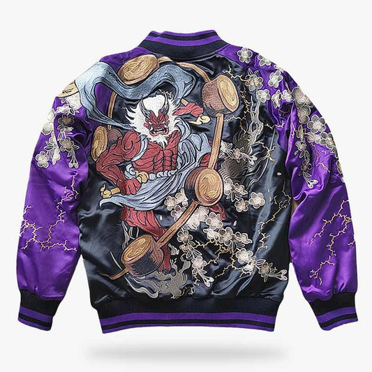 Sukajan Jacke mit japanischem Design vor neutralem Hintergrund