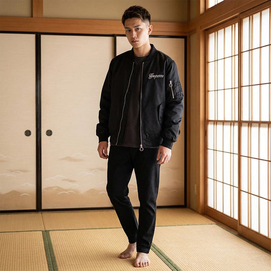 Mann trägt schwarze Sukajan Jacke mit Logo in traditionellem japanischen Raum