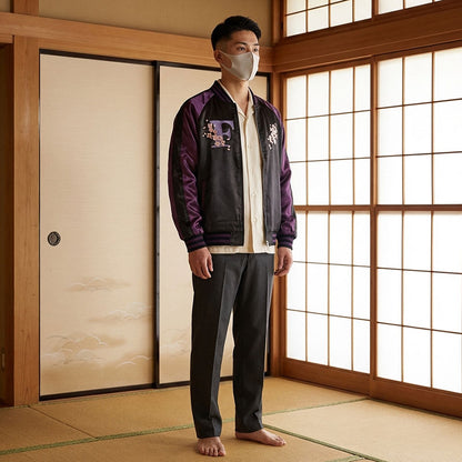 Mann trägt violette Sukajan Jacke mit Blumenmuster in traditionellem japanischen Raum