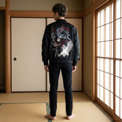 Mann trägt schwarze Sukajan Jacke mit weißem Tiger Stickerei in traditionellem Raum