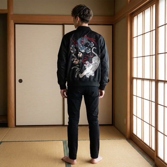 Mann trägt schwarze Sukajan Jacke mit weißem Tiger Stickerei in traditionellem Raum