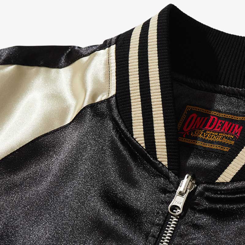 Sukajan Jacke Souvenir mit detailreicher Stickerei und traditionellem Wellenmotiv