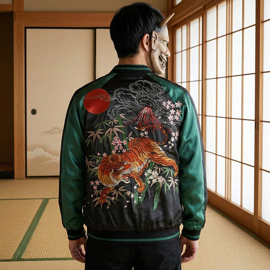 Person trägt grüne bestickte Vintage Sukajan Jacke mit Tigermotiv in traditionellem Raum