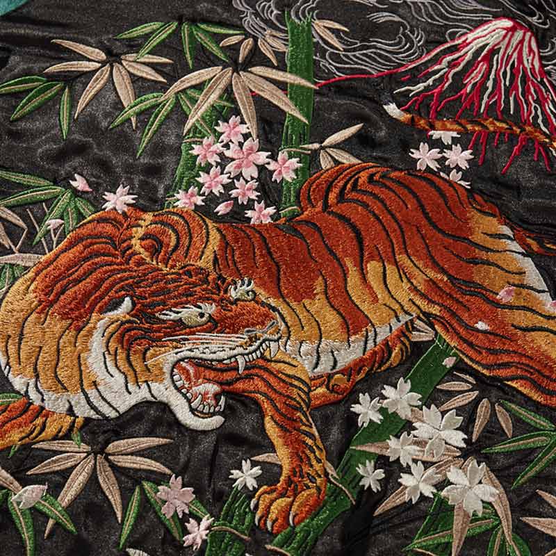 Die Sukajan Tiger Jacke zeigt filigrane Tigermuster als Symbol für Schutz und Stärke