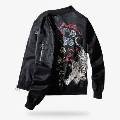 Sukajan Jacke mit kräftigem Tiger Motiv als Symbol für Stärke und Mut