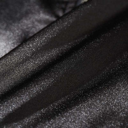 Nahaufnahme des Satin-Stoffs der Sukajan Jacke mit Wolf-Stickerei
