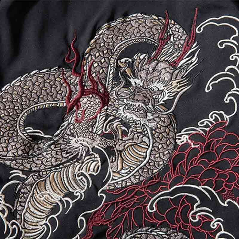 Detailaufnahme der Stickerei mit Drachenmotiv auf der Sukajan Jacke
