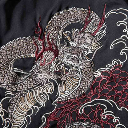 Detailaufnahme der Stickerei mit Drachenmotiv auf der Sukajan Jacke