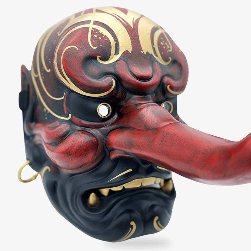 Detailansicht der roten und goldenen Tengu Maske mit großer Nase