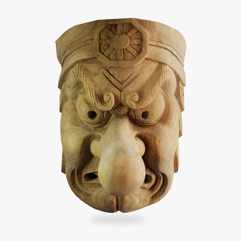 Detailansicht der von einem Kunsthandwerker gefertigten Tengu Maske aus Fiberglas