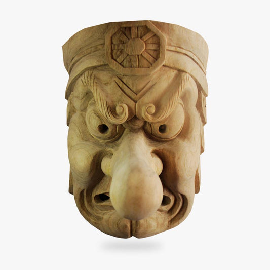 Detailansicht der von einem Kunsthandwerker gefertigten Tengu Maske aus Fiberglas