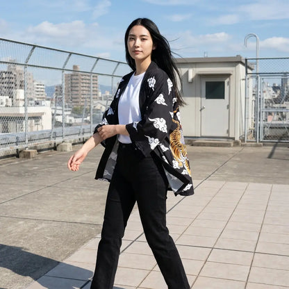 Tiger Kimono Jacke beim Spaziergang auf einem Stadtdach