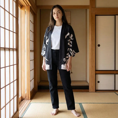 Schwarze Tiger Kimono Jacke mit weißem Tigermotiv auf Tatami