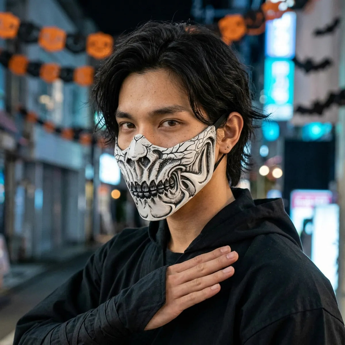 Weiße Totenkopf-Halbmaske bei Nacht getragen, blaues Neonlicht aus Tokio im Hintergrund
