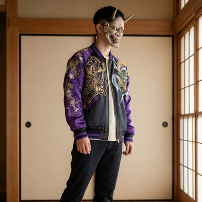 Person mit japanischer Maske und traditioneller Souvenirjacke in Raum mit Schiebetüren