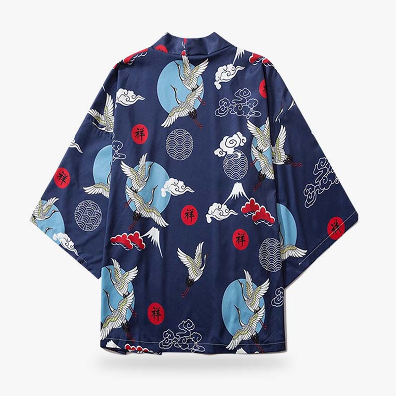 Tsuru Kimono Jacke flach ausgebreitet mit Kranich- und Wolkenmuster auf der Vorderseite