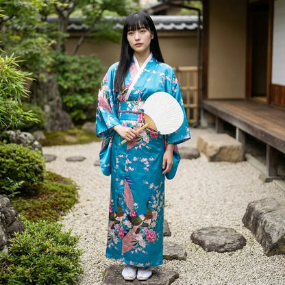 Rückansicht des türkisen Pfau-Kimono-Kleids mit fließendem Wickelschnitt und Obi-Taille