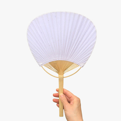 Frau hält einen runden japanischen Uchiwa Fächer als stilvolles Accessoire