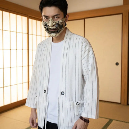 Mann trägt weiße Haori Jacke in japanischem Zimmer mit Shoji-Schiebetüren