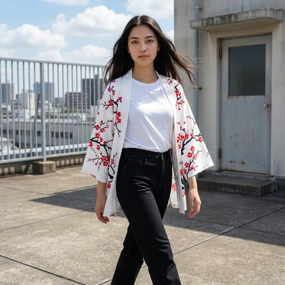 Weiße Kimono Jacke mit Blütenmuster beim Gehen auf einer Dachterrasse fotografiert