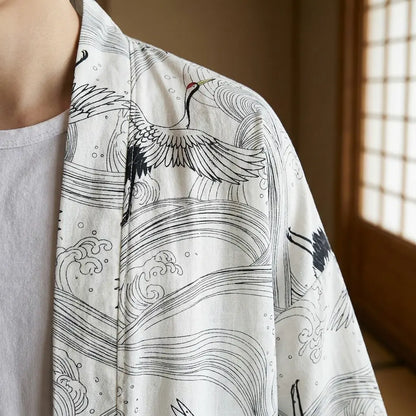 Nahaufnahme des bedruckten Stoffs und Ärmels des weißen Haori Kimono