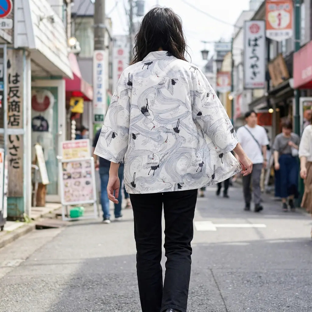 Frau von hinten in weißem Haori Kimono in einer Straße in Harajuku