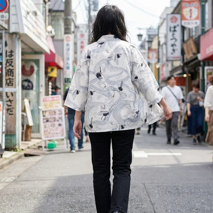 Frau von hinten in weißem Haori Kimono in einer Straße in Harajuku