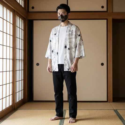 Mann trägt weißen Haori Kimono mit Kranichmuster in traditionellem japanischen Tatami-Zimmer, Vorderansicht