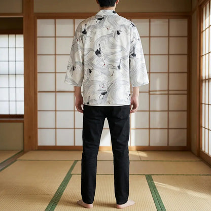 Rückansicht des weißen Haori Kimono mit vollständigem Rückenmotiv im Tatami-Zimmer