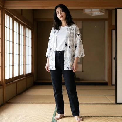 Frau trägt weißen Haori Kimono im Tatami-Zimmer mit Shoji-Schiebetüren