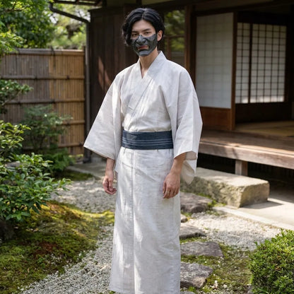 Herrenkimono in Weiß mit dreiviertellangem Schnitt und klarer Silhouette