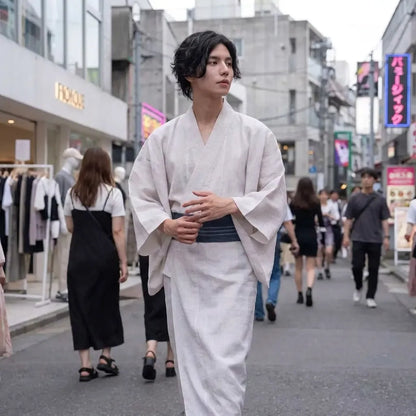 Weißer Kimono für Herren mit lockerem Sitz und zeremonieller Wirkung