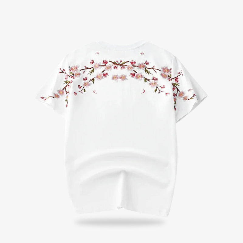 Weißes Sakura-Hemd mit floralem Stickmuster auf weißem Hintergrund