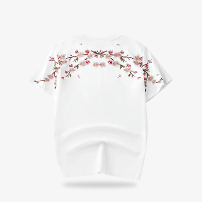 Weißes Sakura-Hemd mit floralem Stickmuster auf weißem Hintergrund