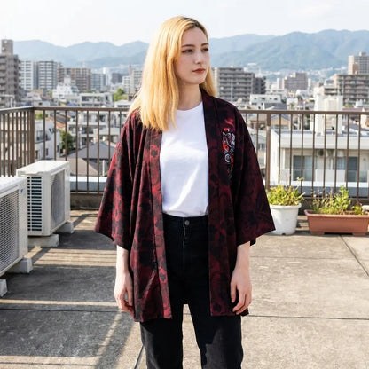 Offen getragene Wolf-Rüstung-Haori-Jacke für Damen, fotografiert auf einer Dachterrasse