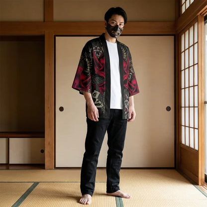 Mann trägt Yokai Kimono Haori Jacke in traditionellem japanischem Raum, Vorderansicht