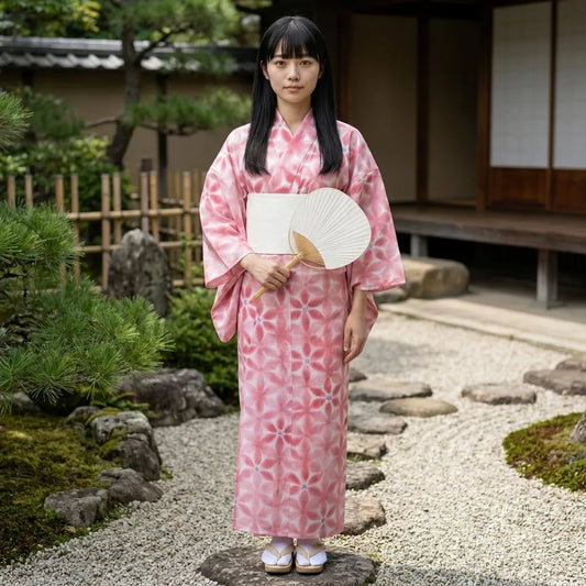 Nahaufnahme des Asanoha-Hanfblatt-Musters auf dem rosa Damen-Yukata