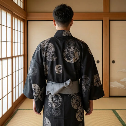Rückansicht des Yukata Herren mit fließendem Stoff und dunklem Muster